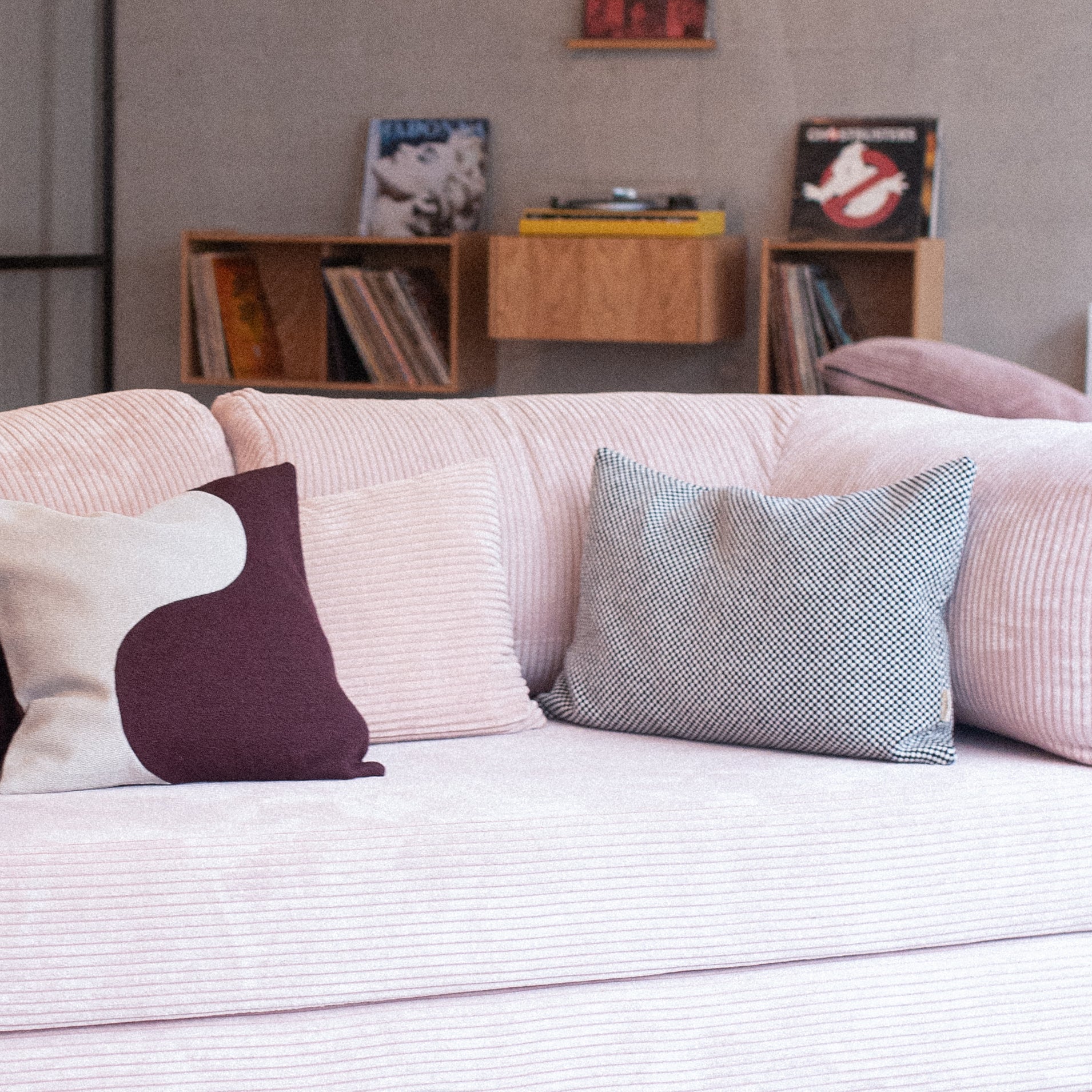 Lyserød sofa fra Omhu med håndlavede puder fra Marou i uld og hør.